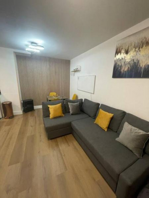 BROADWAY SUITE - Newly refurbished stylish apartment with FREE PRIVATE PARKING - Great location
